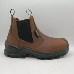 EASY BROWN is a solid, class protection S3 SRC boot with water-repellent nubuck upper and an abrasion resistant scuff-cap, easy and quick to wear