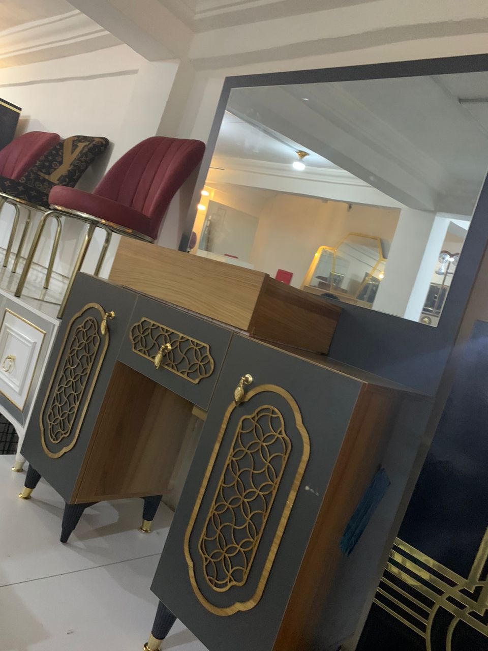 EXECUTIVE DRESSING MIRROR
